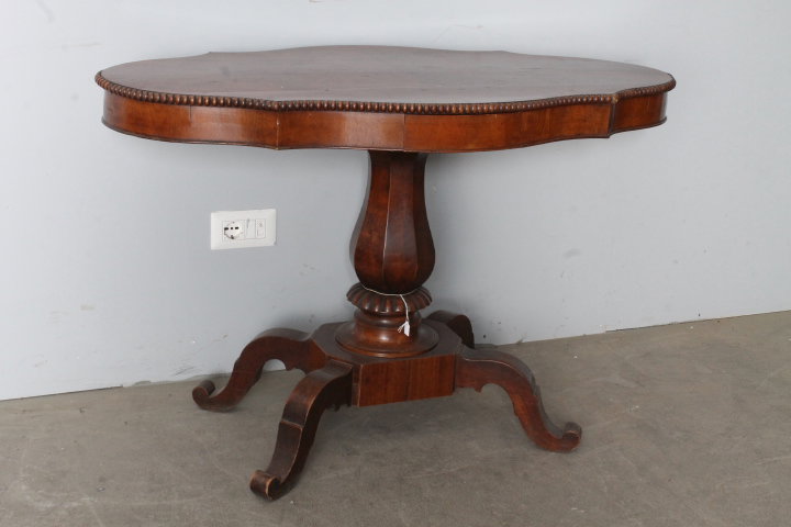 Antiker Wohnzimmertisch aus Nussbaumholz von 1860 im "Biscotto"-Stil. Maße: 113 x 63 cm.